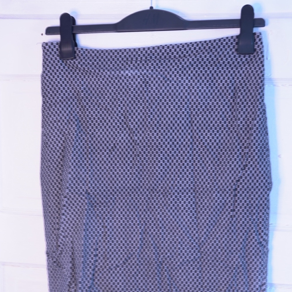 Form-fitting midi skirt - suitable for business